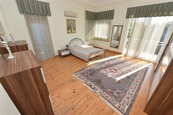 Вілла плануванням 6+1 з окремою кухнею в районі Кестель