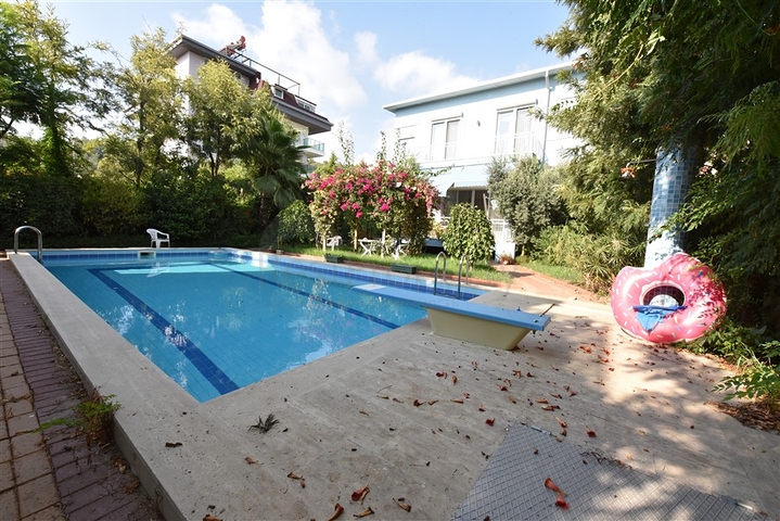 Вілла плануванням 6+1 з окремою кухнею в районі Кестель