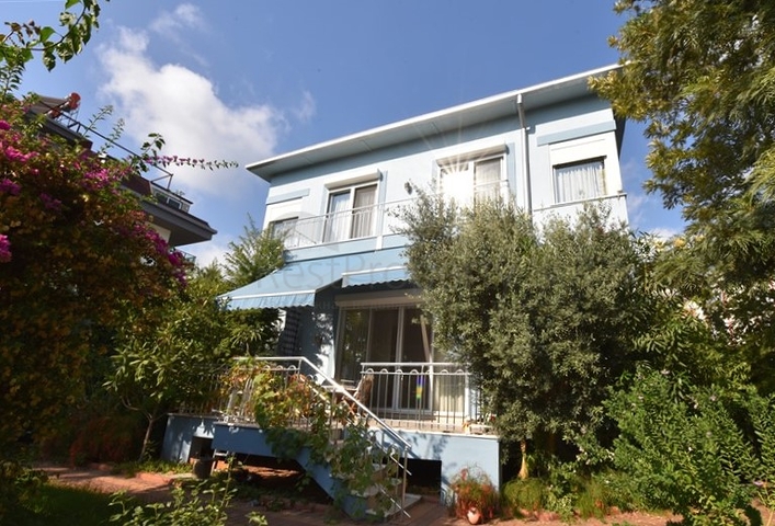 Вілла плануванням 6+1 з окремою кухнею в районі Кестель