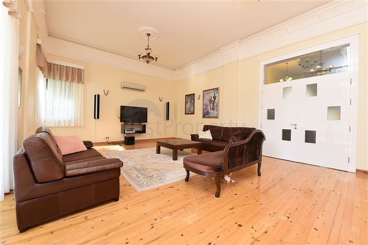 Вілла плануванням 6+1 з окремою кухнею в районі Кестель