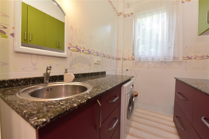 Вілла плануванням 6+1 з окремою кухнею в районі Кестель