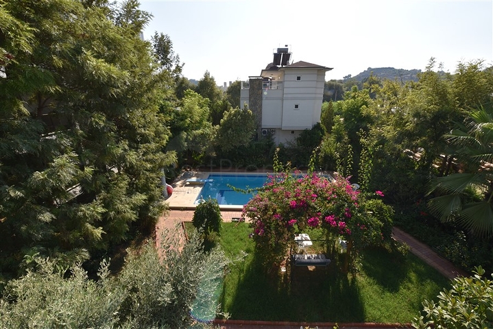 Вілла плануванням 6+1 з окремою кухнею в районі Кестель