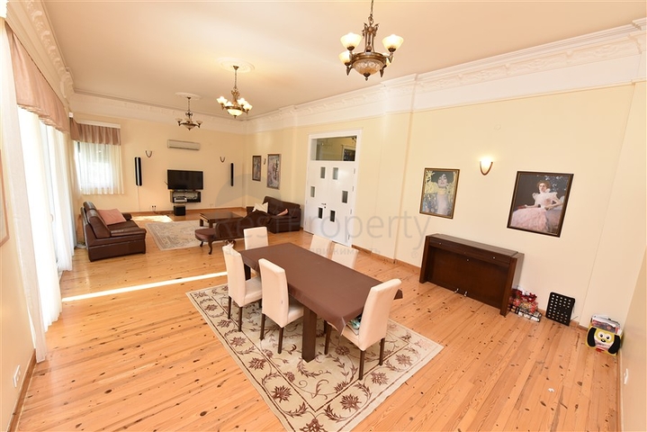 Вілла плануванням 6+1 з окремою кухнею в районі Кестель