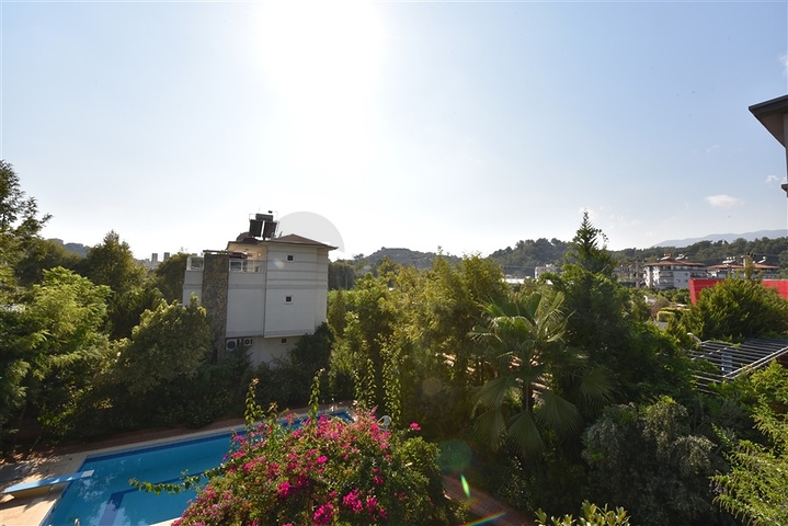 Вілла плануванням 6+1 з окремою кухнею в районі Кестель