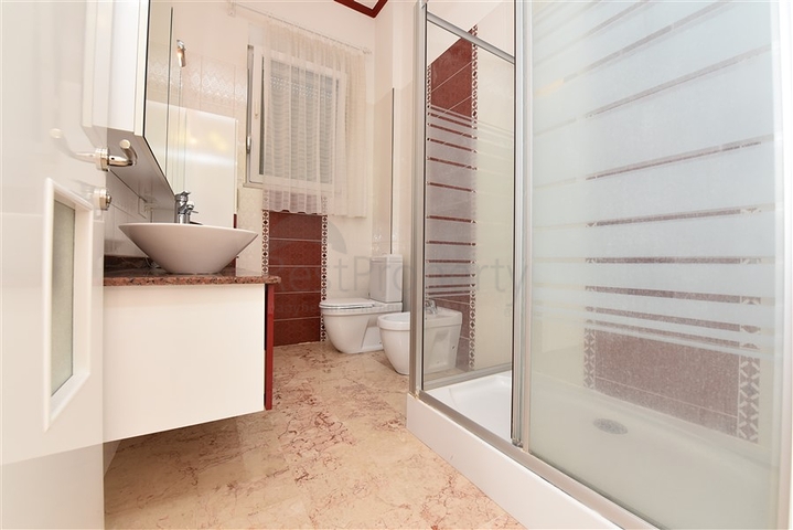 Вілла плануванням 6+1 з окремою кухнею в районі Кестель