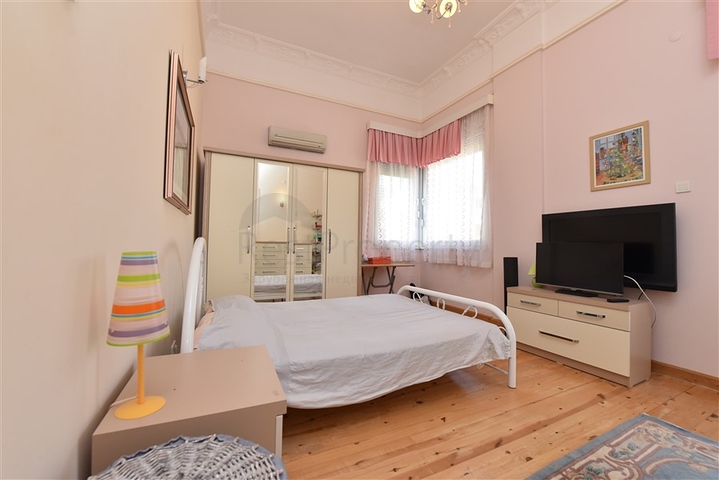 Вілла плануванням 6+1 з окремою кухнею в районі Кестель