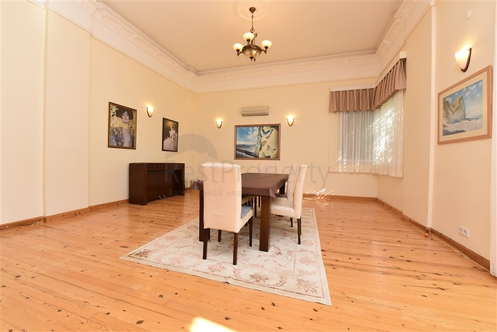 Вілла плануванням 6+1 з окремою кухнею в районі Кестель