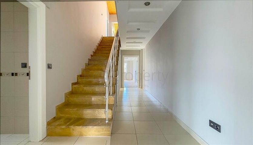 Квартира 3+1 в 200 м від моря в центрі Аланії