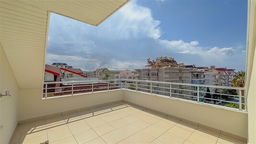 Квартира 3+1 в 200 м від моря в центрі Аланії