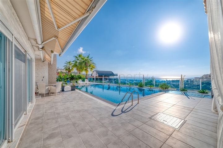 Простора вілла з видом на море і повним комплектом зручностей-ідеальне поєднання розкоші і затишку