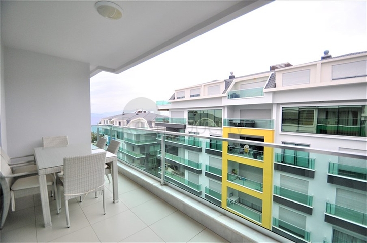 Апартаменти 2 + 1 в комплексі в 50 метрах від пляжу району Каргыджак