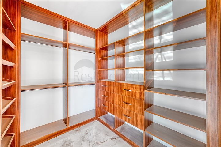 Сучасна розкішна вілла в центрі Джікджіллі з панорамним видом на море