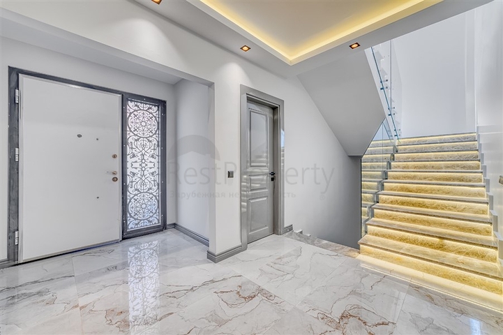 Сучасна розкішна вілла в центрі Джікджіллі з панорамним видом на море