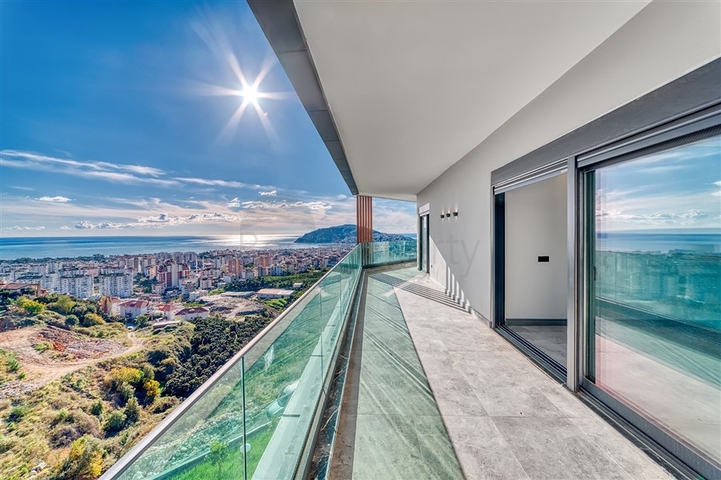 Сучасна розкішна вілла в центрі Джікджіллі з панорамним видом на море