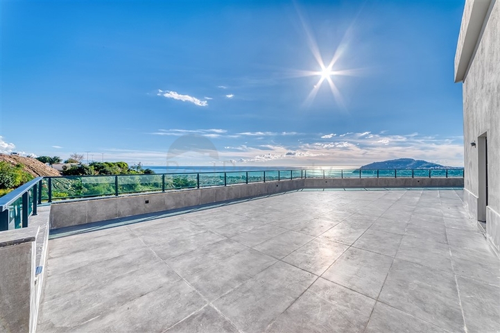 Сучасна розкішна вілла в центрі Джікджіллі з панорамним видом на море