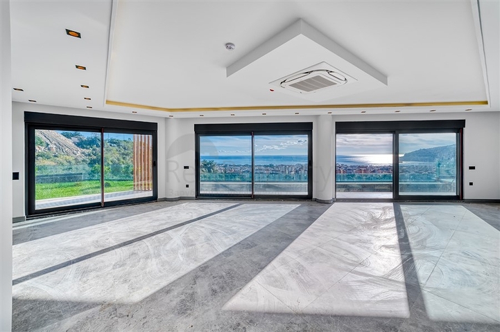 Сучасна розкішна вілла в центрі Джікджіллі з панорамним видом на море