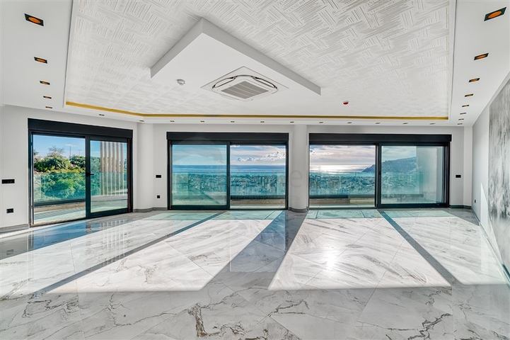 Сучасна розкішна вілла в центрі Джікджіллі з панорамним видом на море