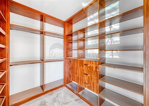 Сучасна розкішна вілла в центрі Джікджіллі з панорамним видом на море