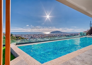 Сучасна розкішна вілла в центрі Джікджіллі з панорамним видом на море