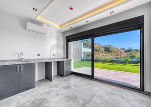 Сучасна розкішна вілла в центрі Джікджіллі з панорамним видом на море