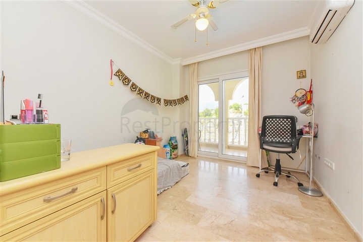 Простора квартира 2 + 1 з видом на море в тихому районі Аланії 