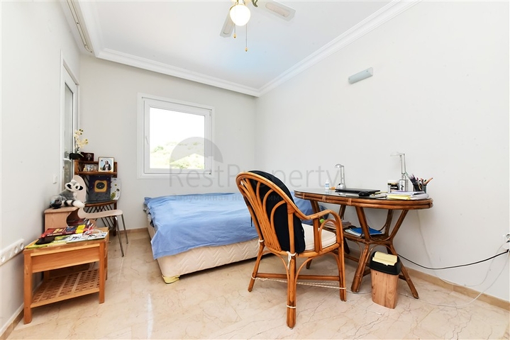 Простора квартира 2 + 1 з видом на море в тихому районі Аланії 