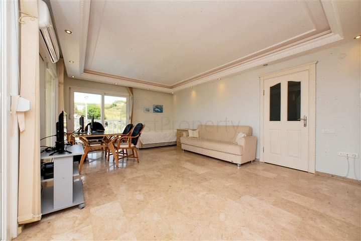 Простора квартира 2 + 1 з видом на море в тихому районі Аланії 