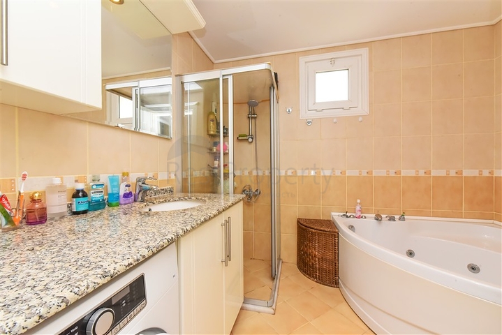 Простора квартира 2 + 1 з видом на море в тихому районі Аланії 