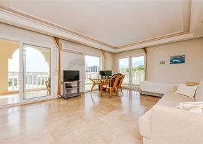 Простора квартира 2 + 1 з видом на море в тихому районі Аланії 