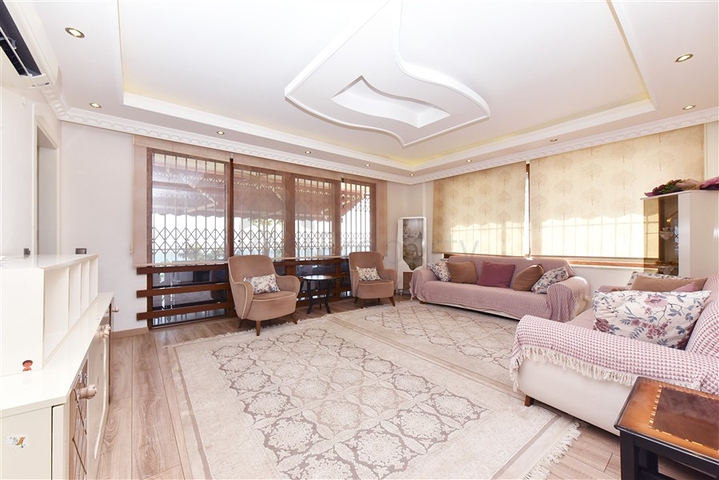 Простора вілла 11 + 2 з приватною ділянкою і панорамним видом на море