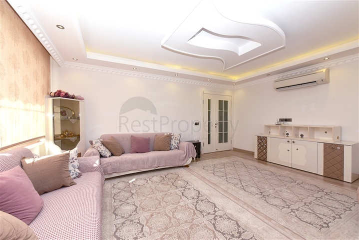 Простора вілла 11 + 2 з приватною ділянкою і панорамним видом на море