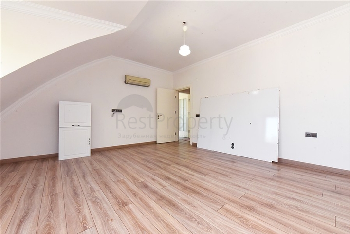 Простора вілла 11 + 2 з приватною ділянкою і панорамним видом на море