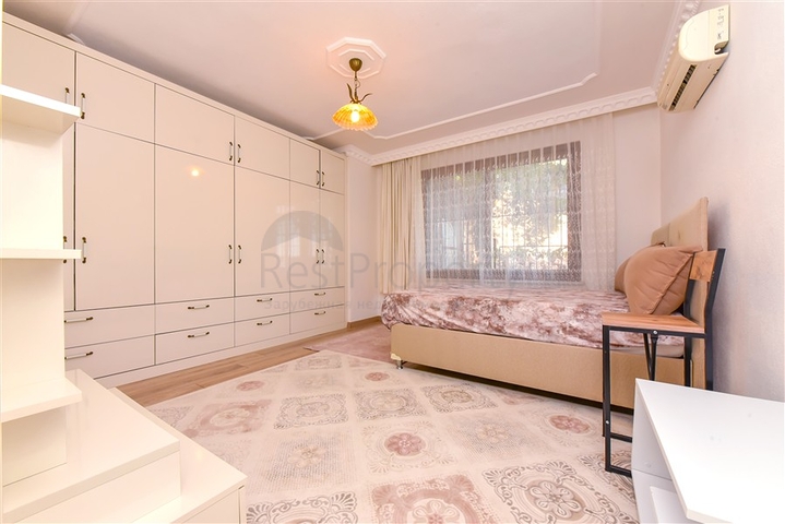 Простора вілла 11 + 2 з приватною ділянкою і панорамним видом на море