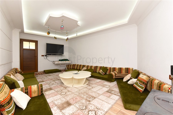 Простора вілла 11 + 2 з приватною ділянкою і панорамним видом на море