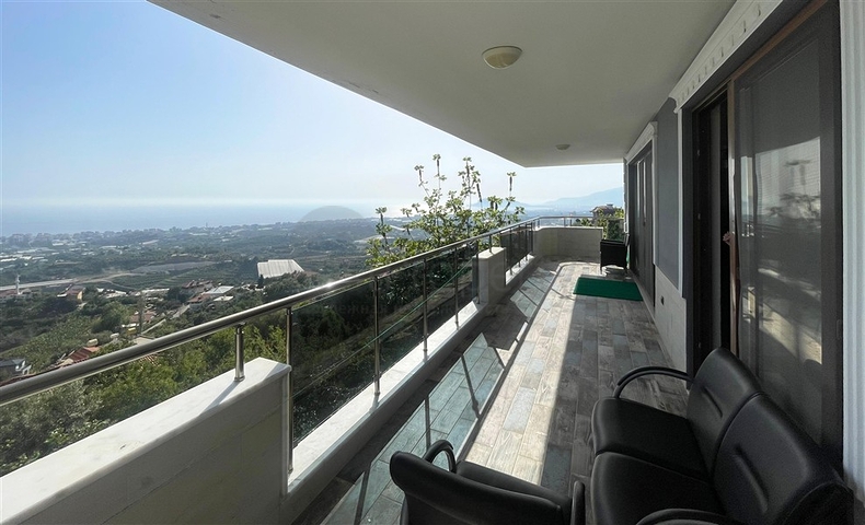 Простора вілла 11 + 2 з приватною ділянкою і панорамним видом на море