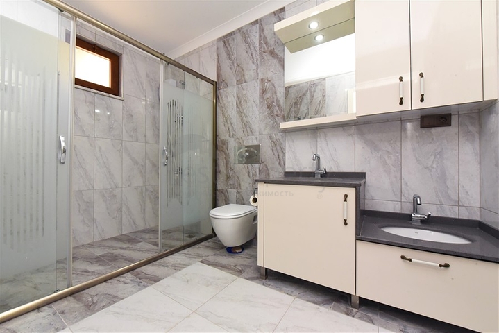 Простора вілла 11 + 2 з приватною ділянкою і панорамним видом на море