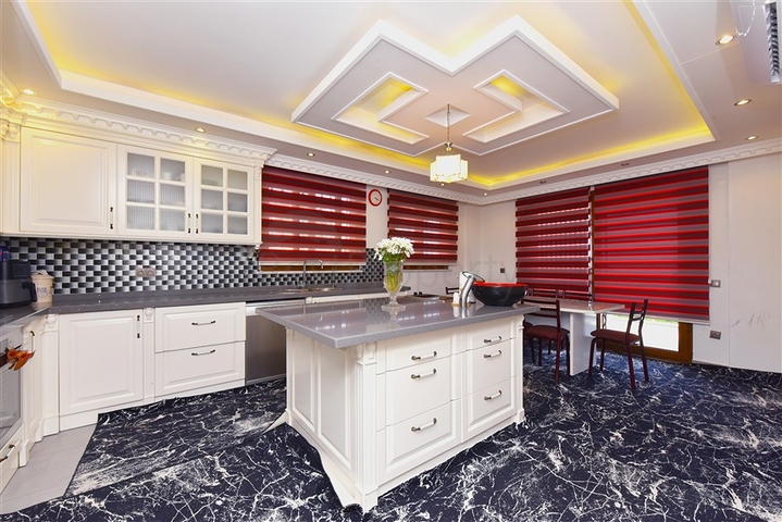 Простора вілла 11 + 2 з приватною ділянкою і панорамним видом на море