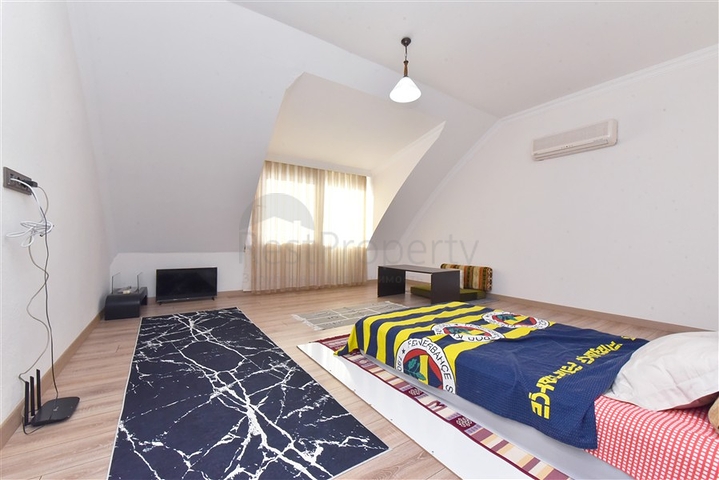 Простора вілла 11 + 2 з приватною ділянкою і панорамним видом на море