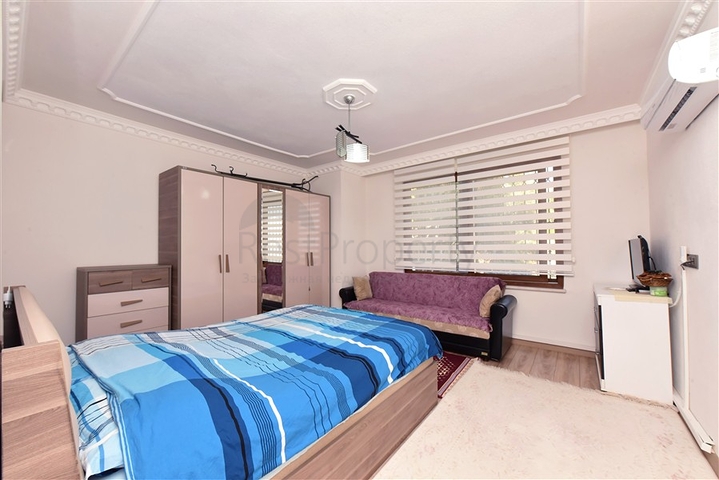 Простора вілла 11 + 2 з приватною ділянкою і панорамним видом на море