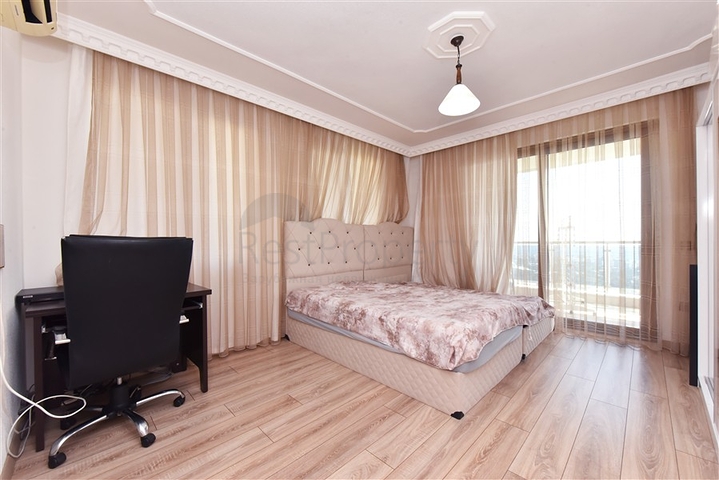 Простора вілла 11 + 2 з приватною ділянкою і панорамним видом на море