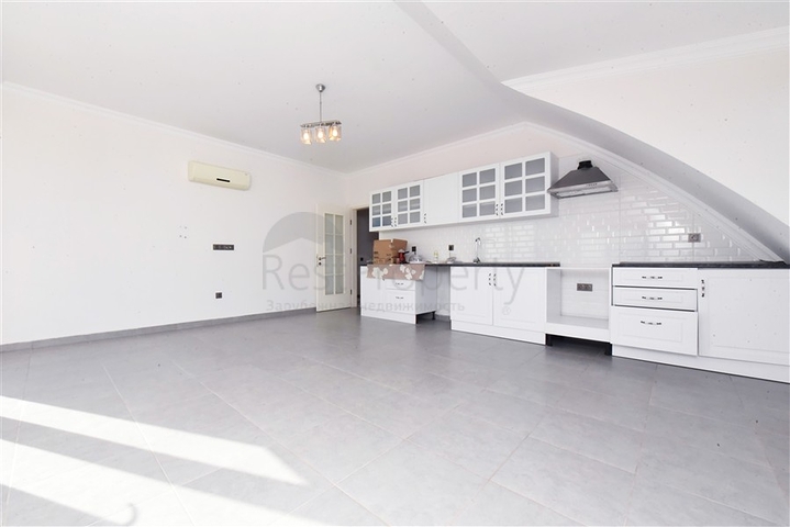 Простора вілла 11 + 2 з приватною ділянкою і панорамним видом на море