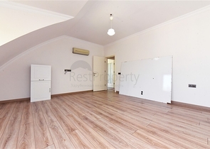 Простора вілла 11 + 2 з приватною ділянкою і панорамним видом на море