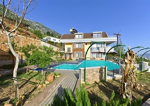 Простора вілла 11 + 2 з приватною ділянкою і панорамним видом на море