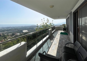 Простора вілла 11 + 2 з приватною ділянкою і панорамним видом на море