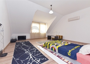 Простора вілла 11 + 2 з приватною ділянкою і панорамним видом на море