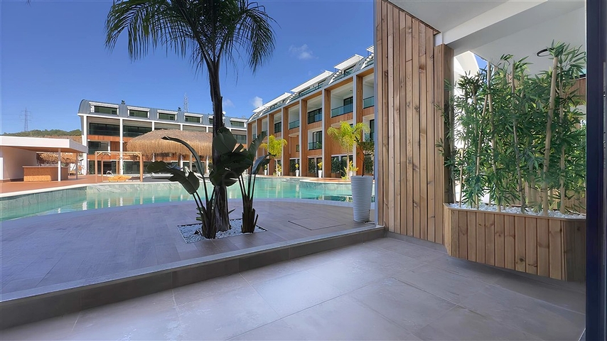 Сучасний дуплекс 2 + 1 з садом в комплексі біля моря 