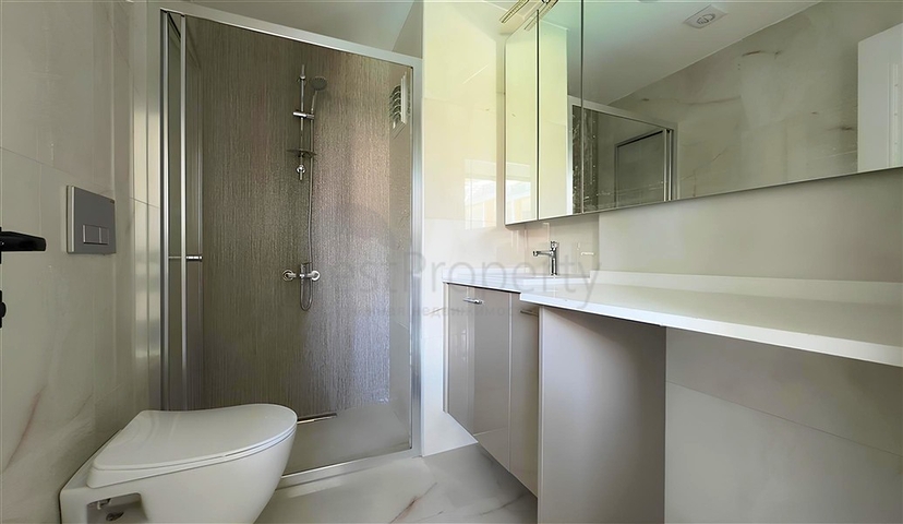 Сучасний дуплекс 2 + 1 з садом в комплексі біля моря 