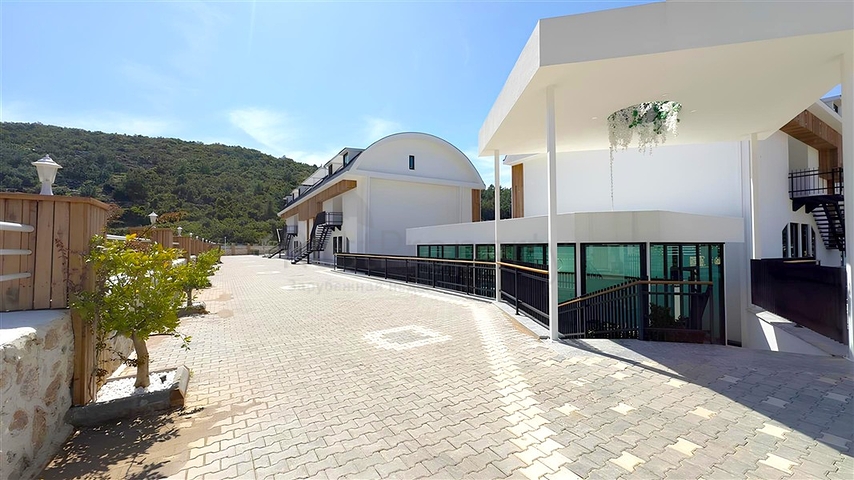 Сучасний дуплекс 2 + 1 з садом в комплексі біля моря 