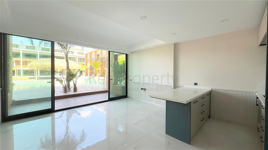 Сучасний дуплекс 2 + 1 з садом в комплексі біля моря 