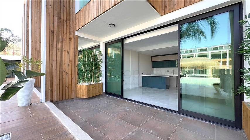 Сучасний дуплекс 2 + 1 з садом в комплексі біля моря 